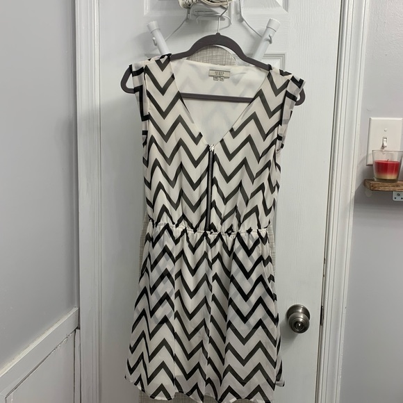 Guess Chevron Dress - Picture 1 of 4